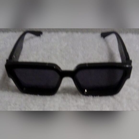 “TLM Polarized Retro Square Unisex Sunglasses - UV Protection - Minor Scratches” - Picture 7 of 11